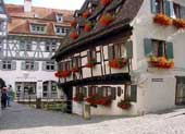 Das schiefe Hotel am Fluss 