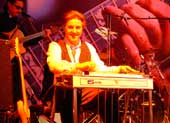 Roli Jud an der Steel Guitar