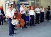 Eine Dixieland-Band empfngt die Hochzeits-Gesellschaft.