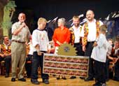 Albert Winiger (links) Zeremonienmeister; Gotte Anita Zingg, Freienbach; Gtti Max Schneider, Aktivmitglied (rechts)