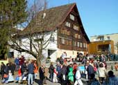 Jung und Alt sind zahlreich auf der Gasse und erwarten den Joner-Fasnachtumzug am Schbel-Donnerstag.