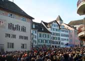 Eine riesige Menschenmenge aus Jung und Alt wartet auf dem Rapperswiler Hauptplatz auf die Austeilete. 