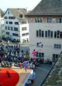 Los Hermanos Quiros mit ihrer waghalsigen Hochseilnummer ber dem Hauptplatz in Rapperswil