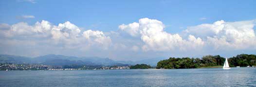 Das Panorama zeigt von links den Lenggis (Ortsteil von Jona), anschliessend Rapperswil und die Insel Ufenau.